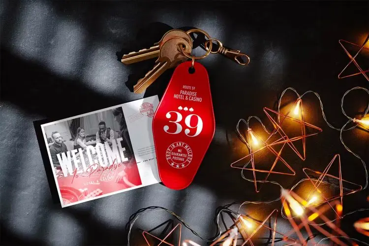 Keychain with Gold Ring in Vintage Style Mockup  3款复古质感金属钥匙扣上的酒店塑料门牌展示设计贴图ps样机素材